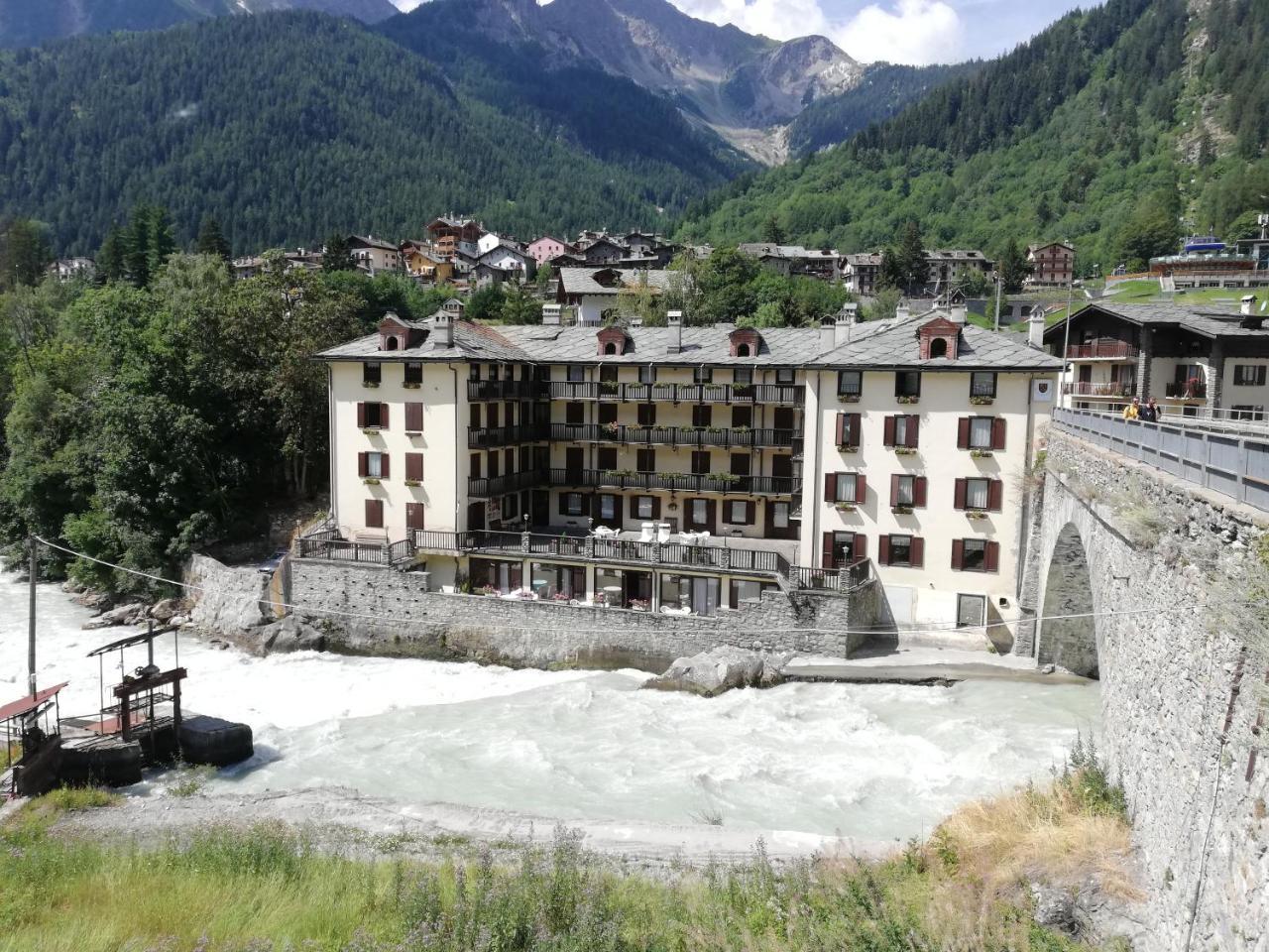 Hotel Tavernier Courmayeur Exterior foto